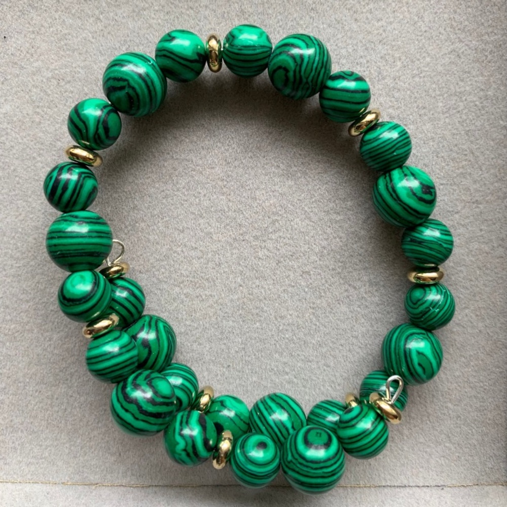 NWOT green and black beaded memory wire bracelet.